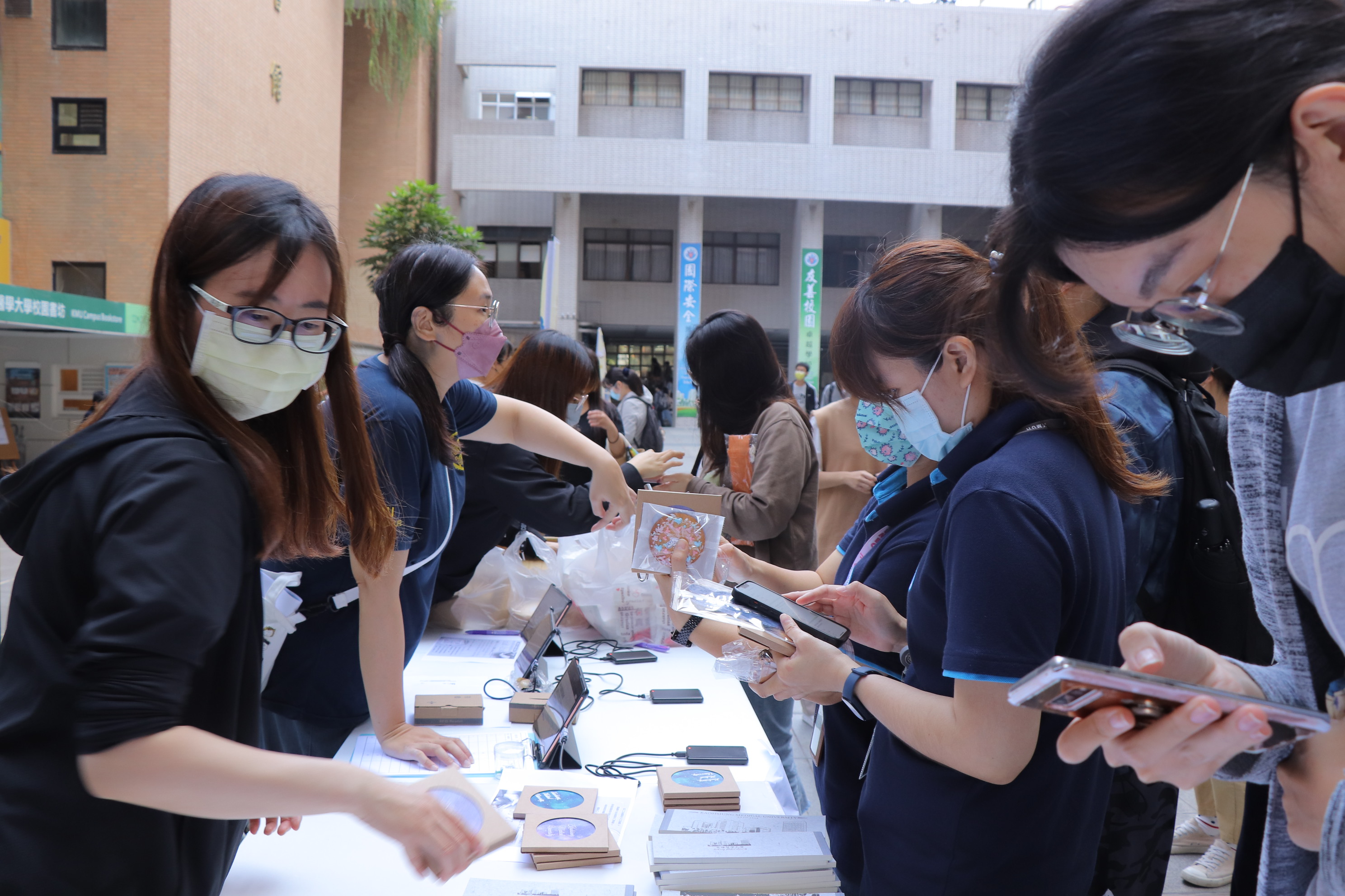 同學們在體驗過各項攤位後填寫回饋問卷