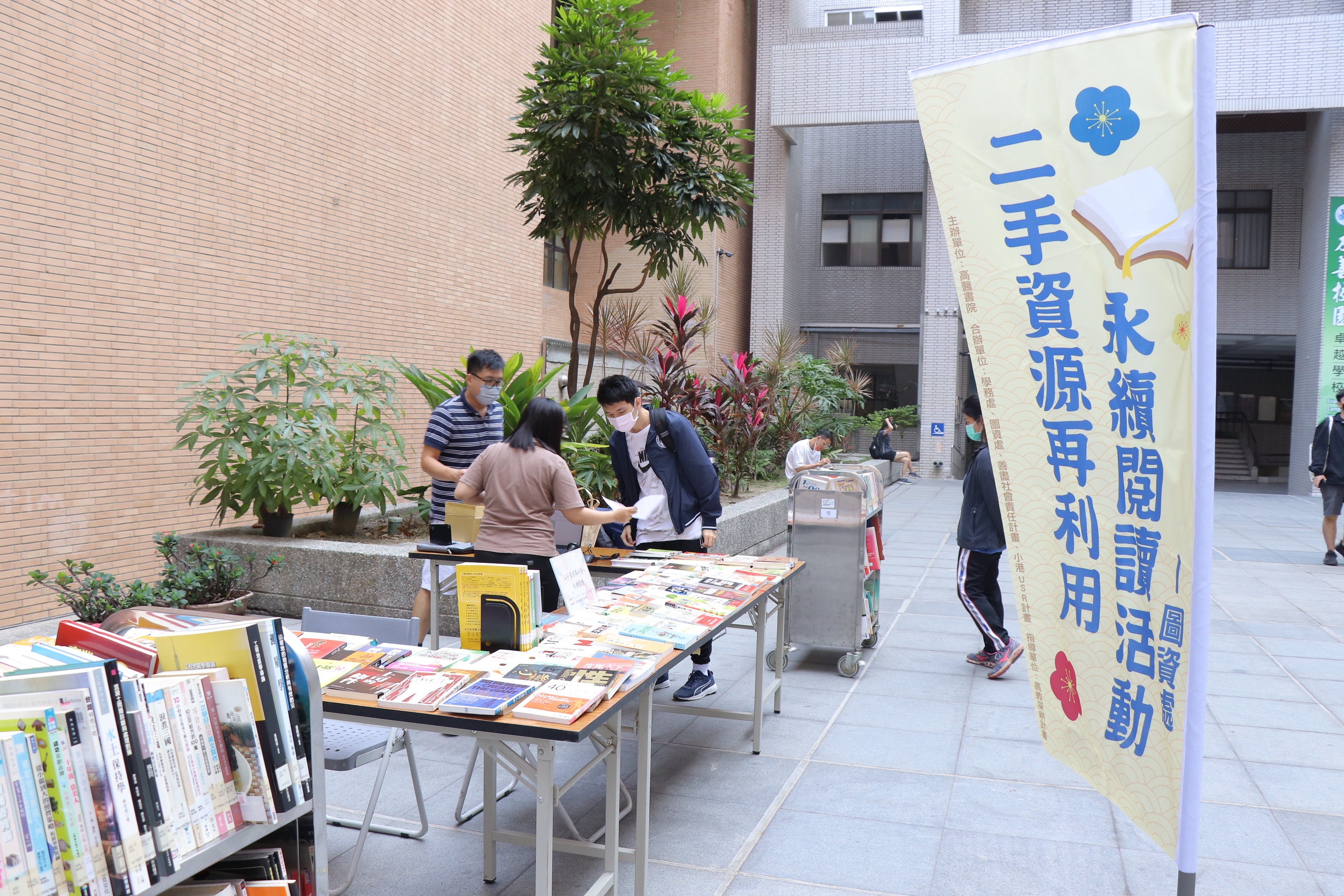 圖資處利用汰換機制讓書本們找到新主人