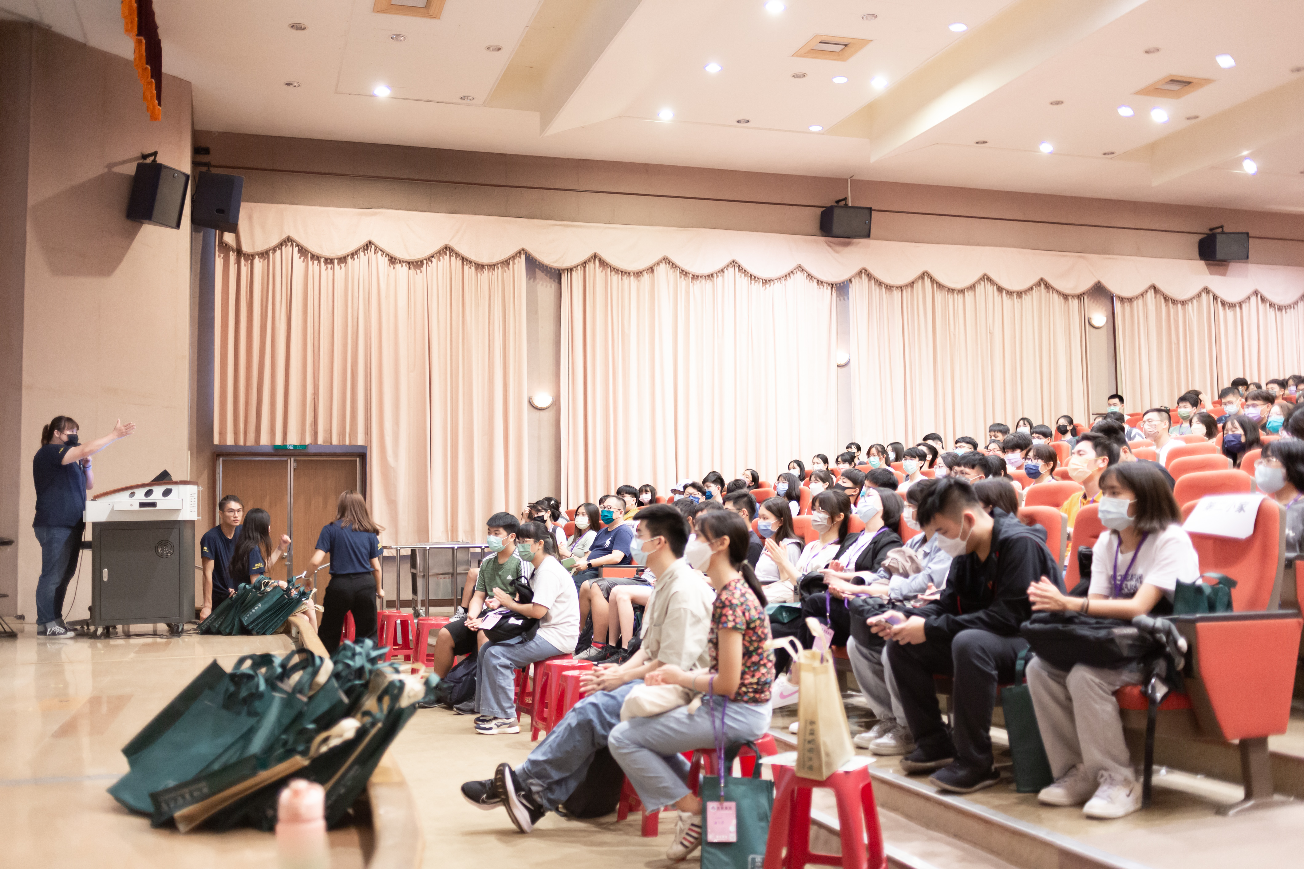 各教室關主解說校園闖關遊戲規則