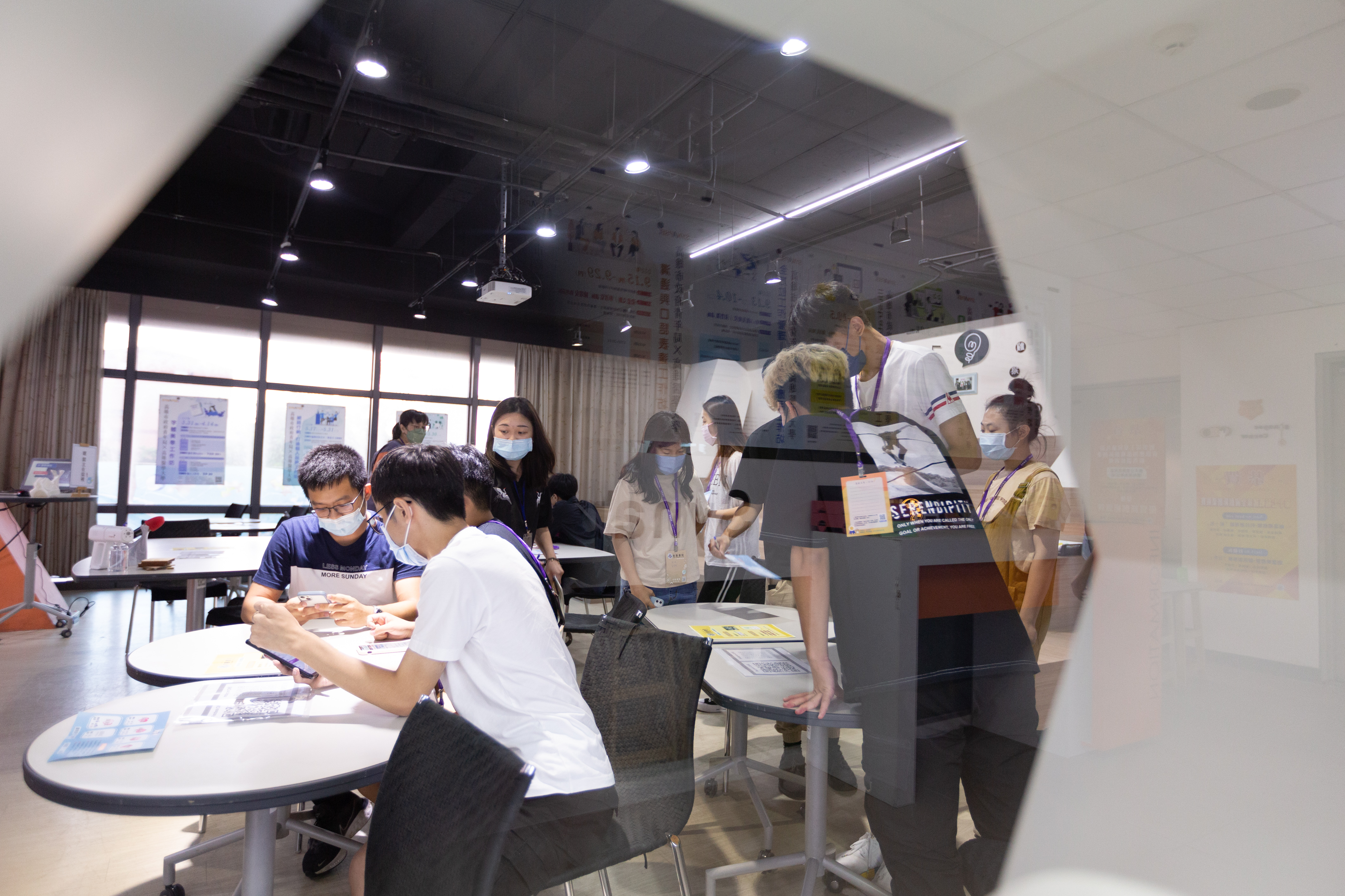 校園闖關活動學生到各關卡領取題目完成團體解答